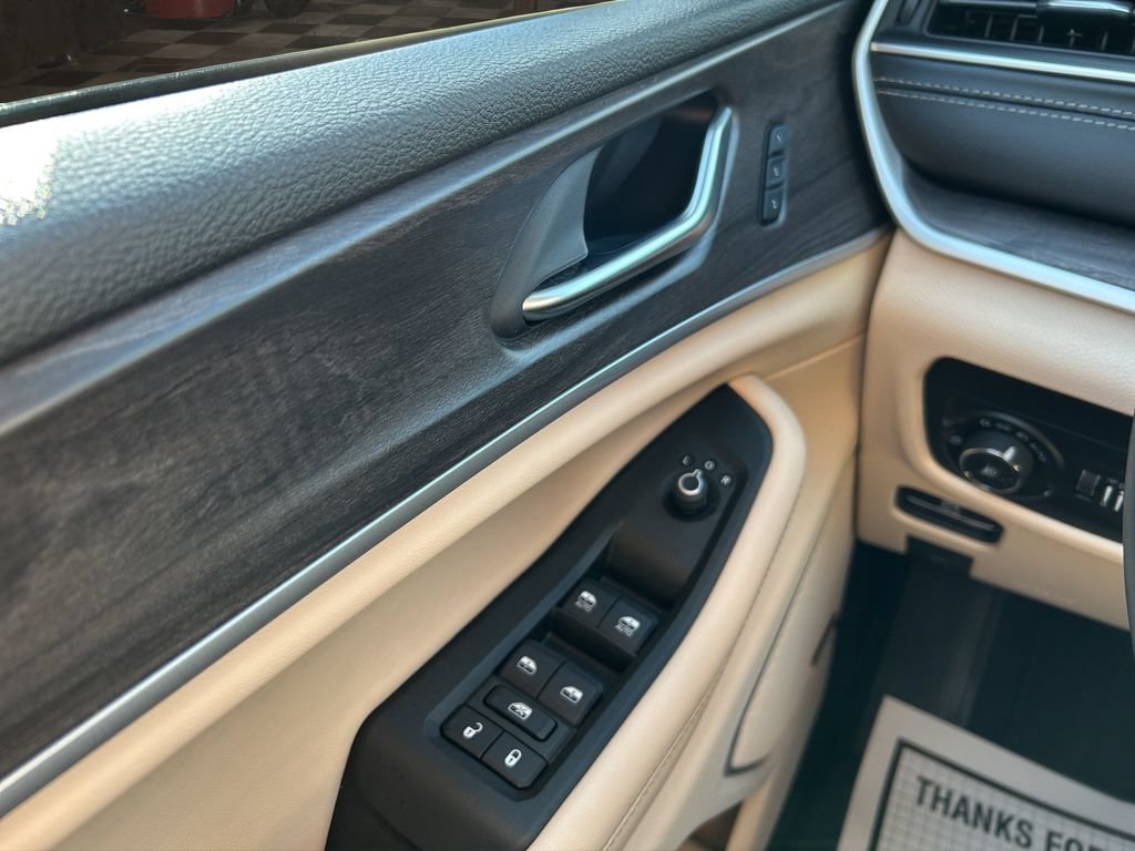Used 2021 Jeep Grand Cherokee L Limited AWD/4WD image 22