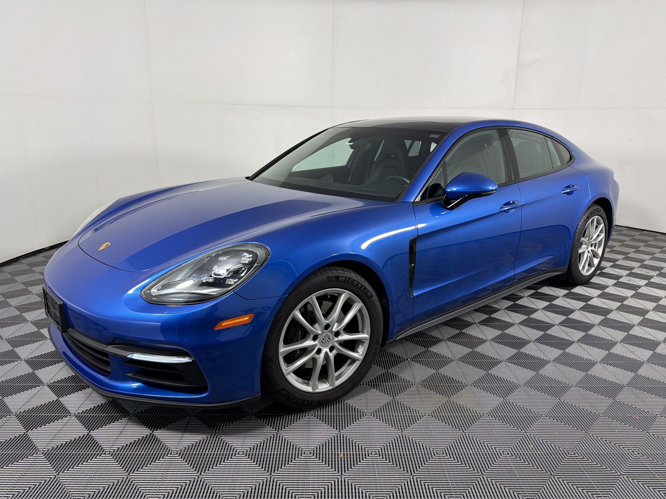 Certified 2019 Porsche Panamera image 1