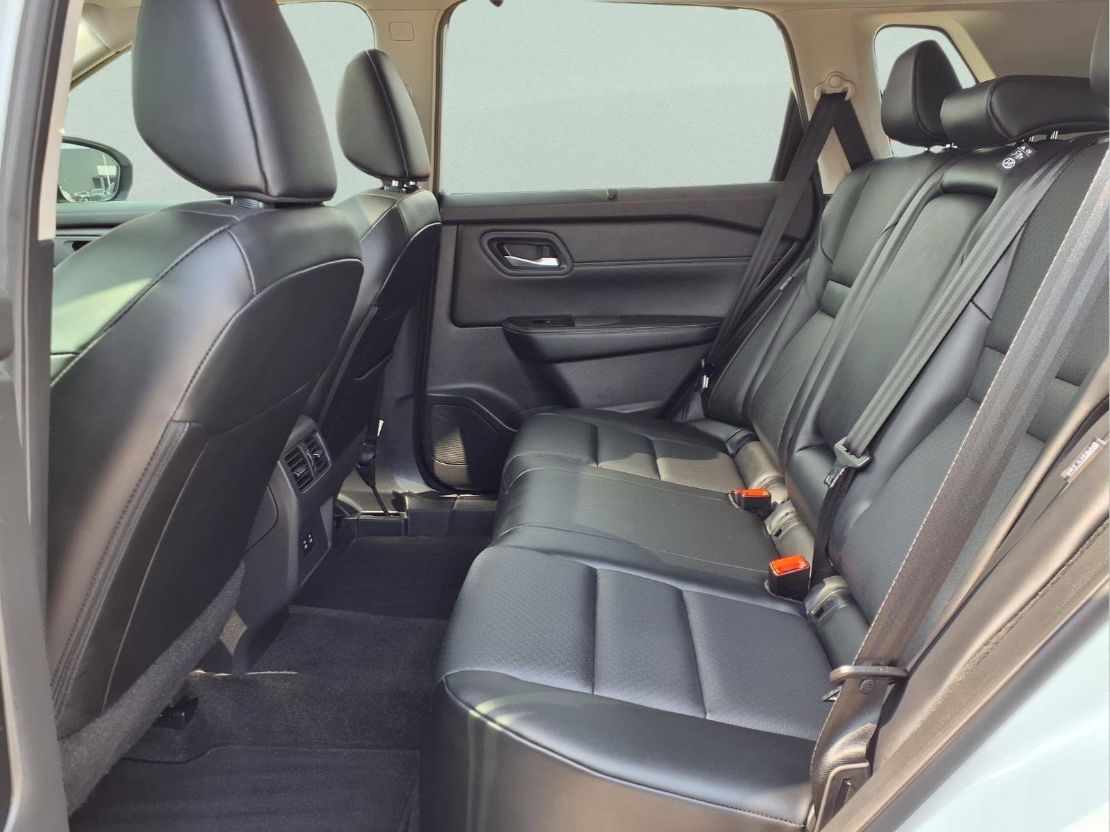 Used 2024 Nissan Rogue SV w/ SV Premium Package image 13