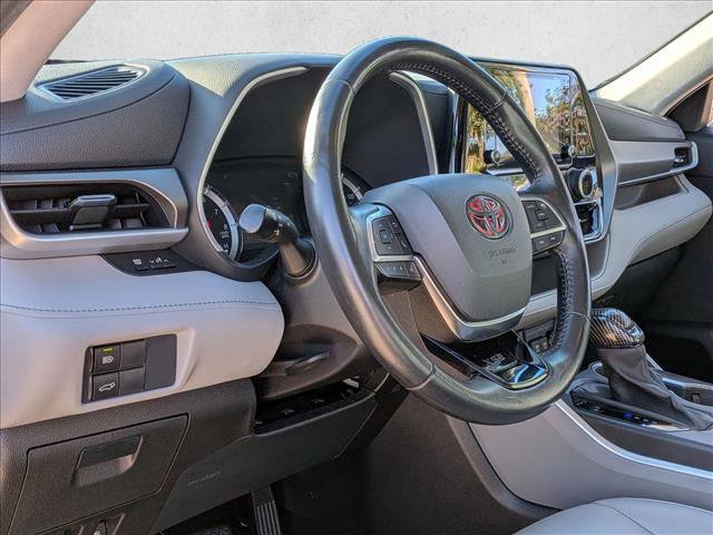 Used 2021 Toyota Highlander XLE FWD image 9