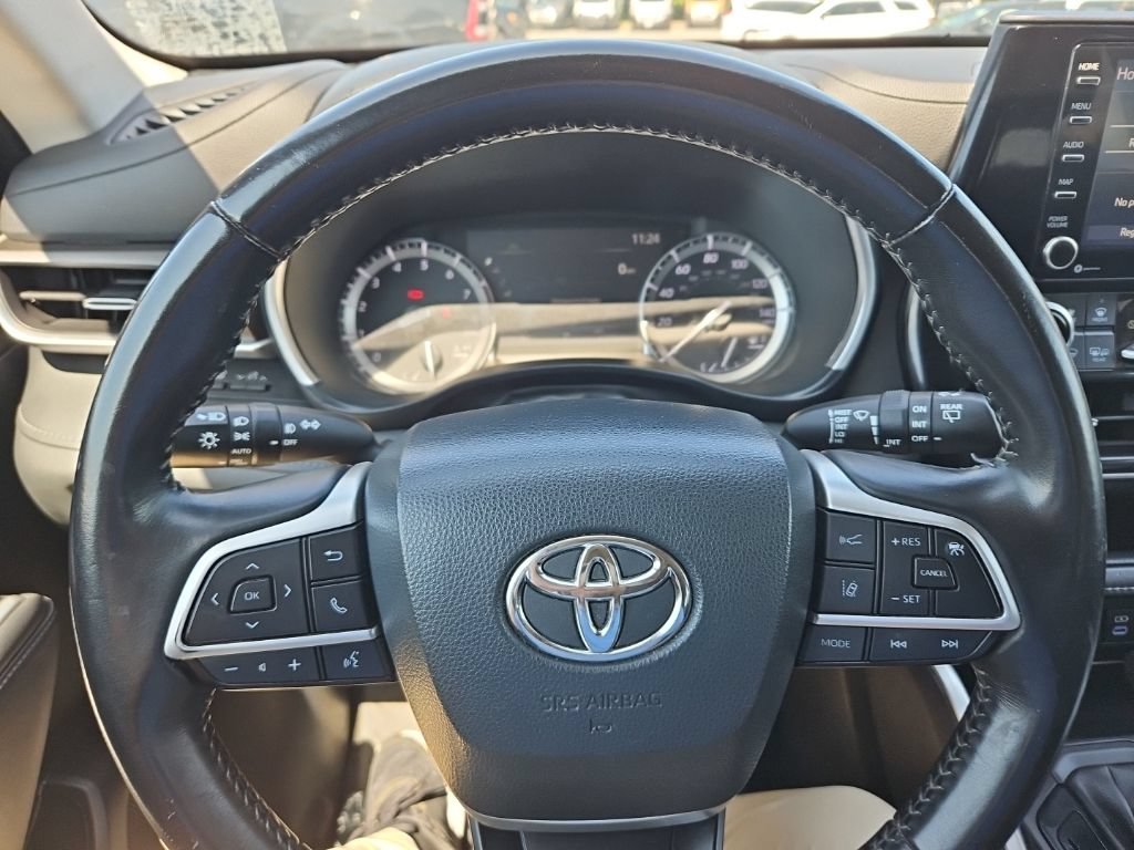 Used 2022 Toyota Highlander XLE AWD/4WD image 18
