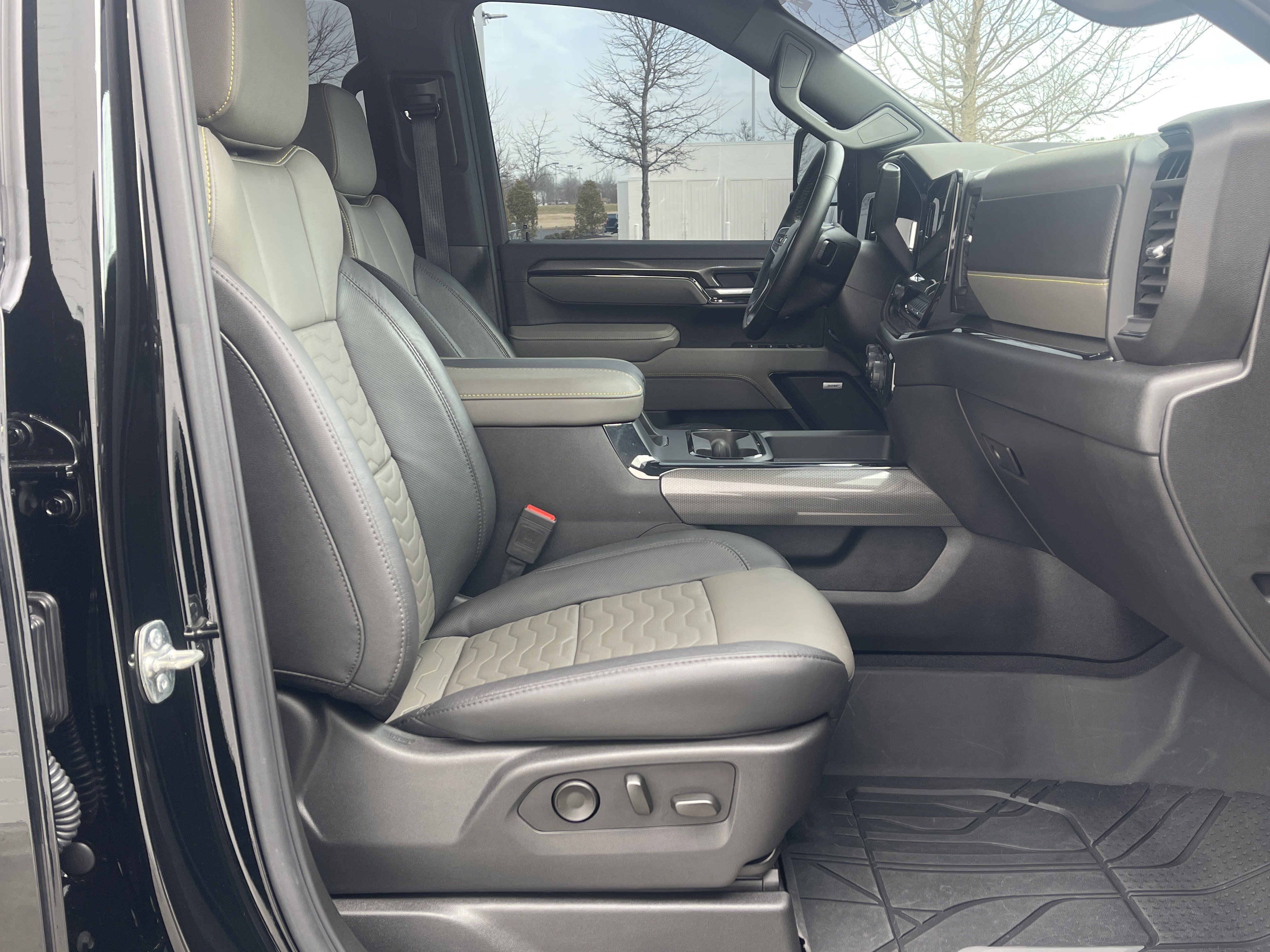 Used 2025 Chevrolet Silverado 2500 ZR2 w/ Technology Package image 31