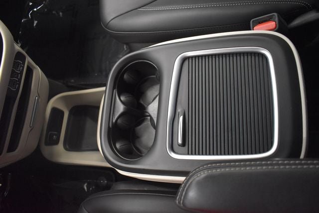 Used 2024 Chrysler Pacifica Touring-L FWD image 26