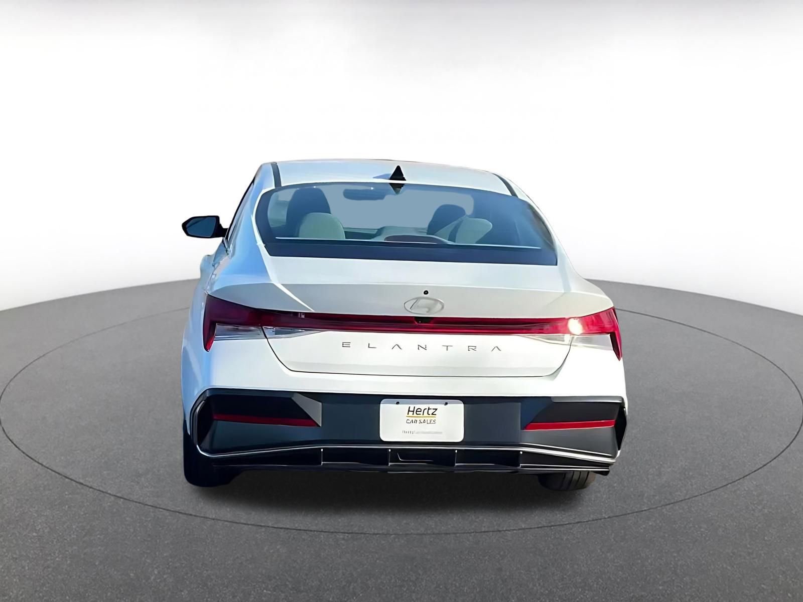 Used 2025 Hyundai Elantra SEL image 12