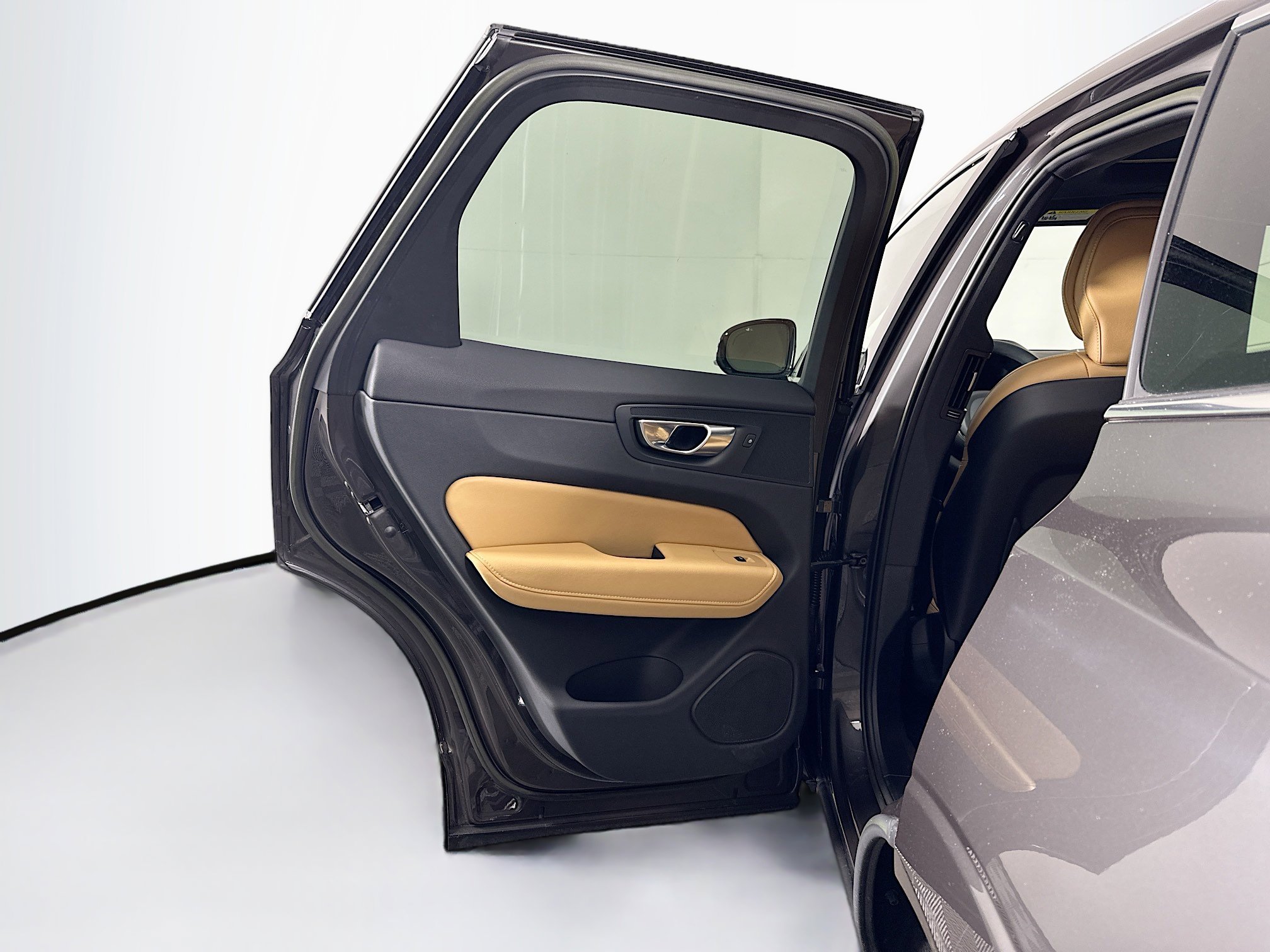 Used 2023 Volvo XC60 B5 Ultimate w/ Climate Package image 27