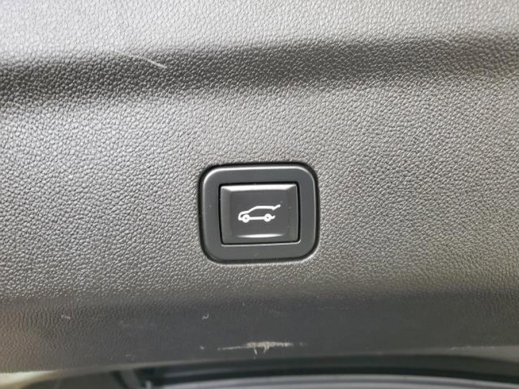 Used 2021 GMC Yukon Denali w/ Denali Premium Package image 9