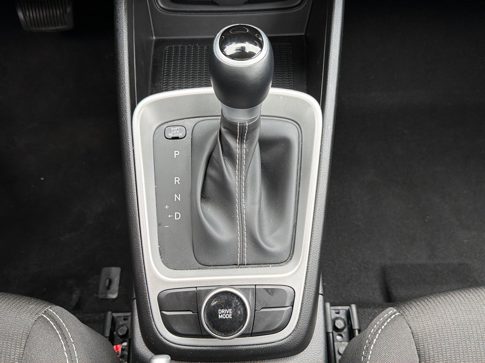 Used 2025 Hyundai Venue SEL image 18