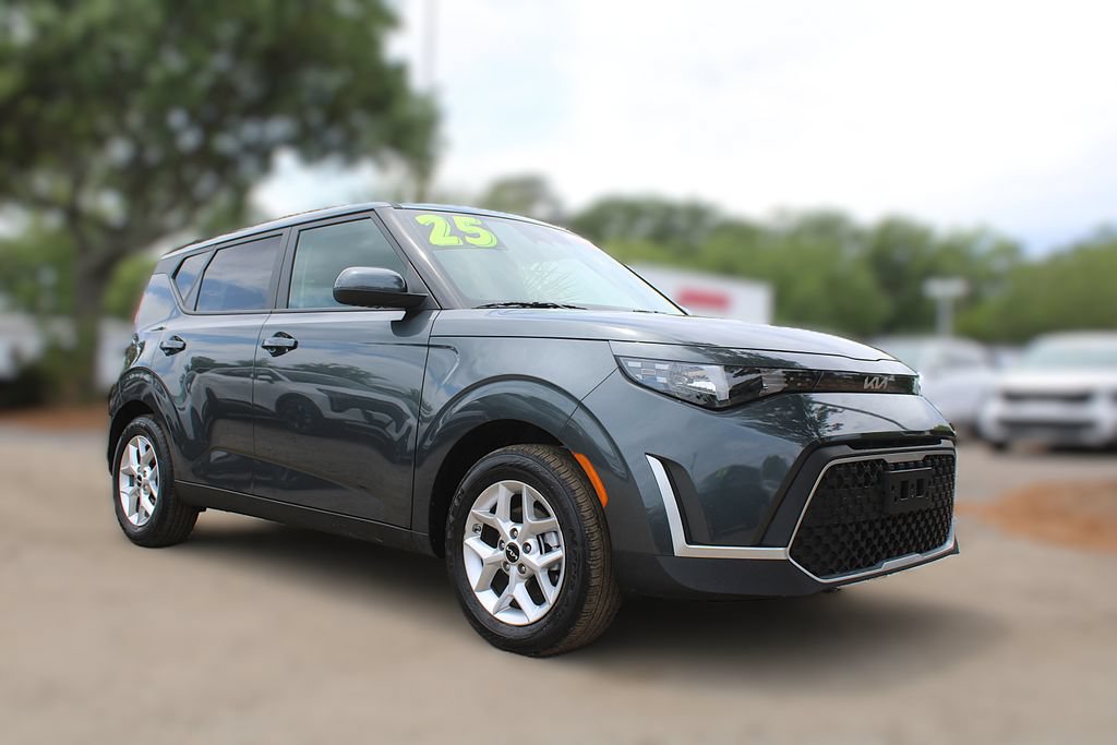 Certified 2025 Kia Soul LX FWD image 3