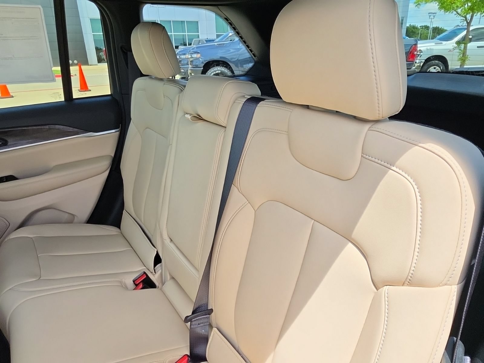 New 2026 Jeep Grand Cherokee Limited w/ Limited Altitude Package AWD/4WD image 19