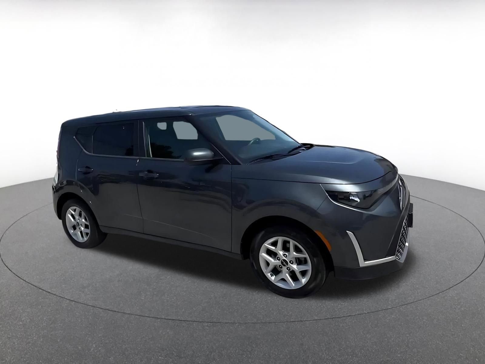 Used 2025 Kia Soul LX w/ LX Technology Package FWD image 2