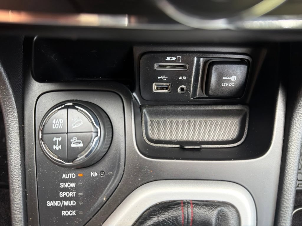 Used 2017 Jeep Cherokee Trailhawk w/ Comfort/Convenience Group AWD/4WD image 39