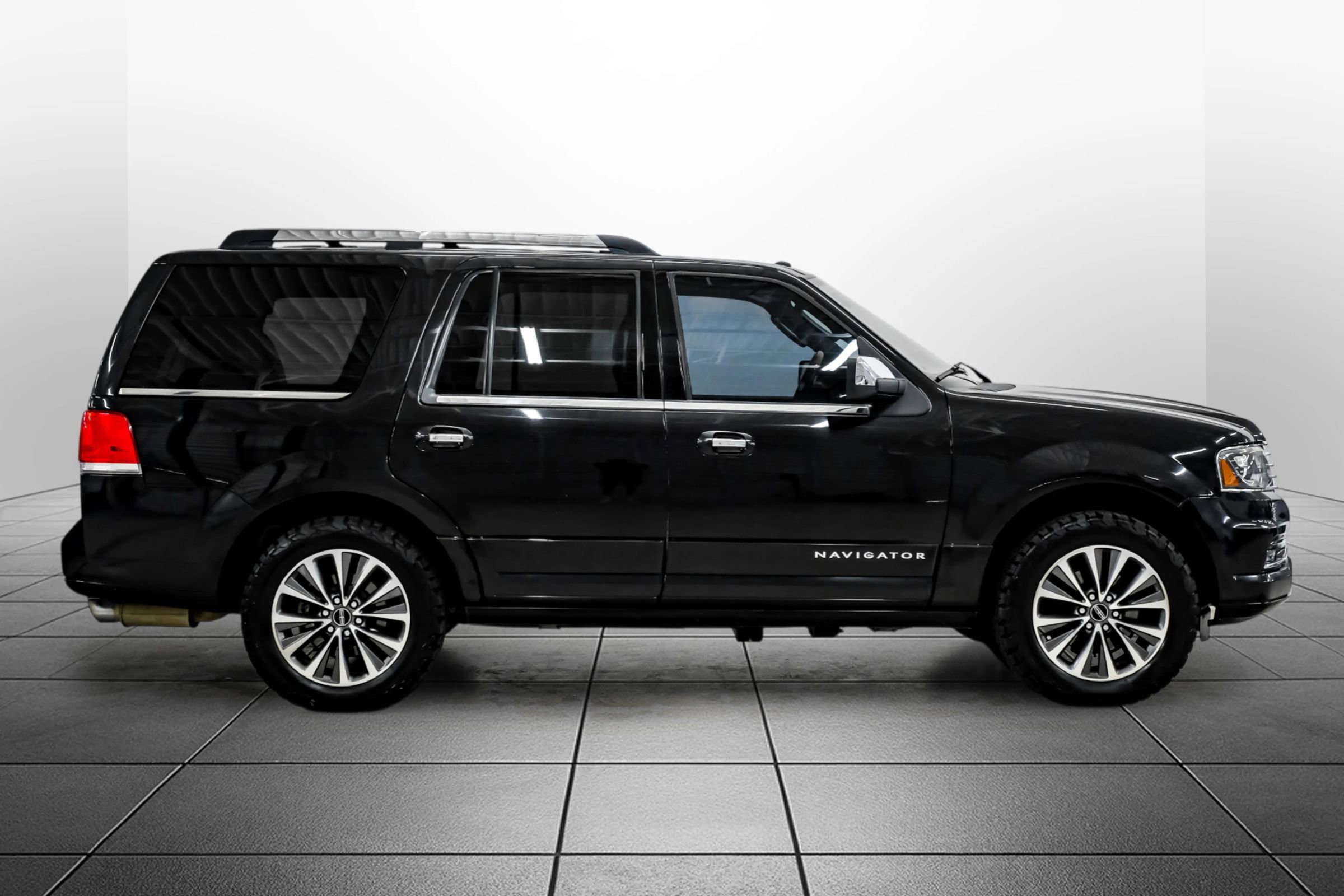 Used 2015 Lincoln Navigator 2WD image 8
