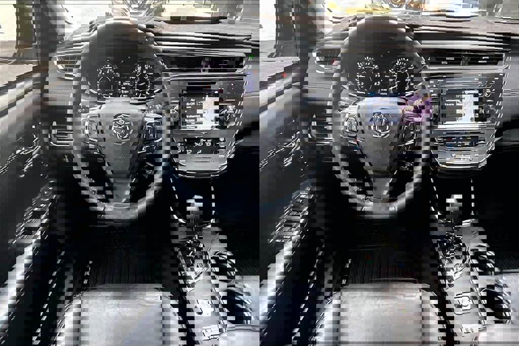 Used 2017 Toyota Avalon XLE Premium image 4