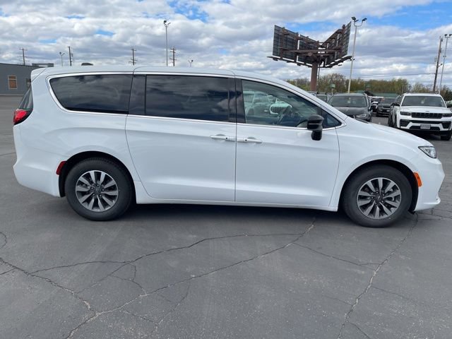 Used 2024 Chrysler Pacifica Limited FWD image 11