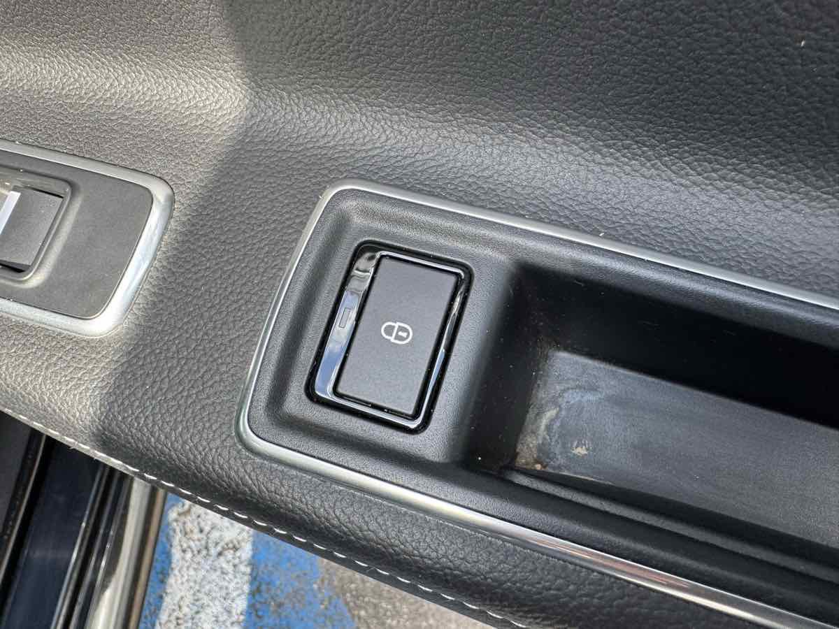 Used 2016 Jaguar XF S image 41