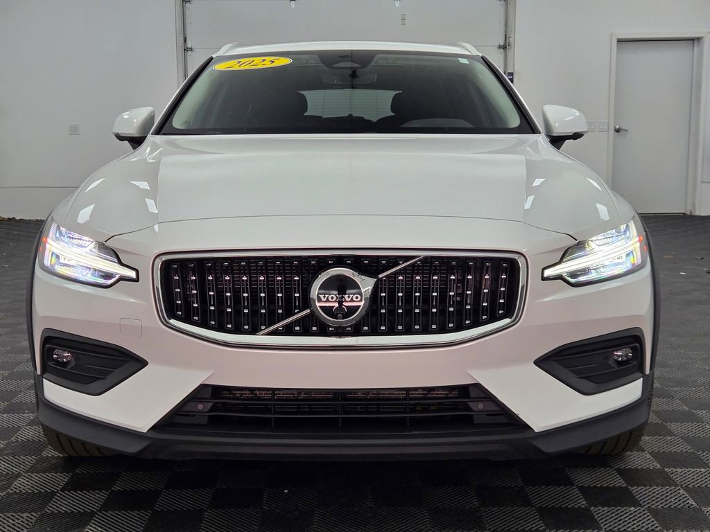 Used 2025 Volvo V60 B5 Cross Country Plus image 18