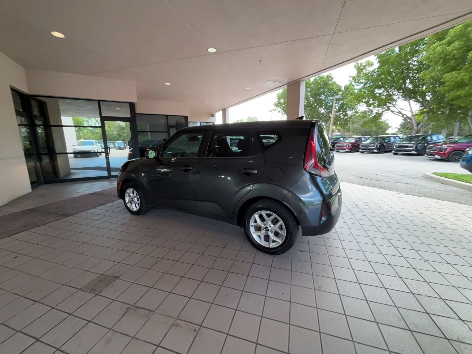 Used 2025 Kia Soul LX w/ LX Technology Package FWD image 8