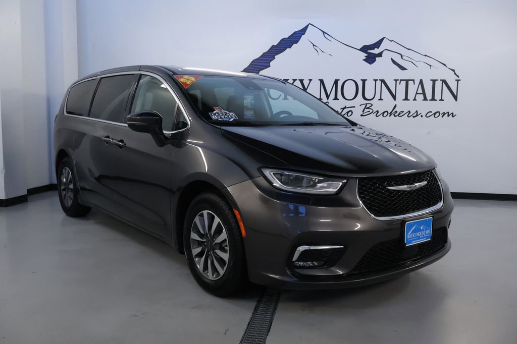 Used 2023 Chrysler Pacifica Touring-L image 1