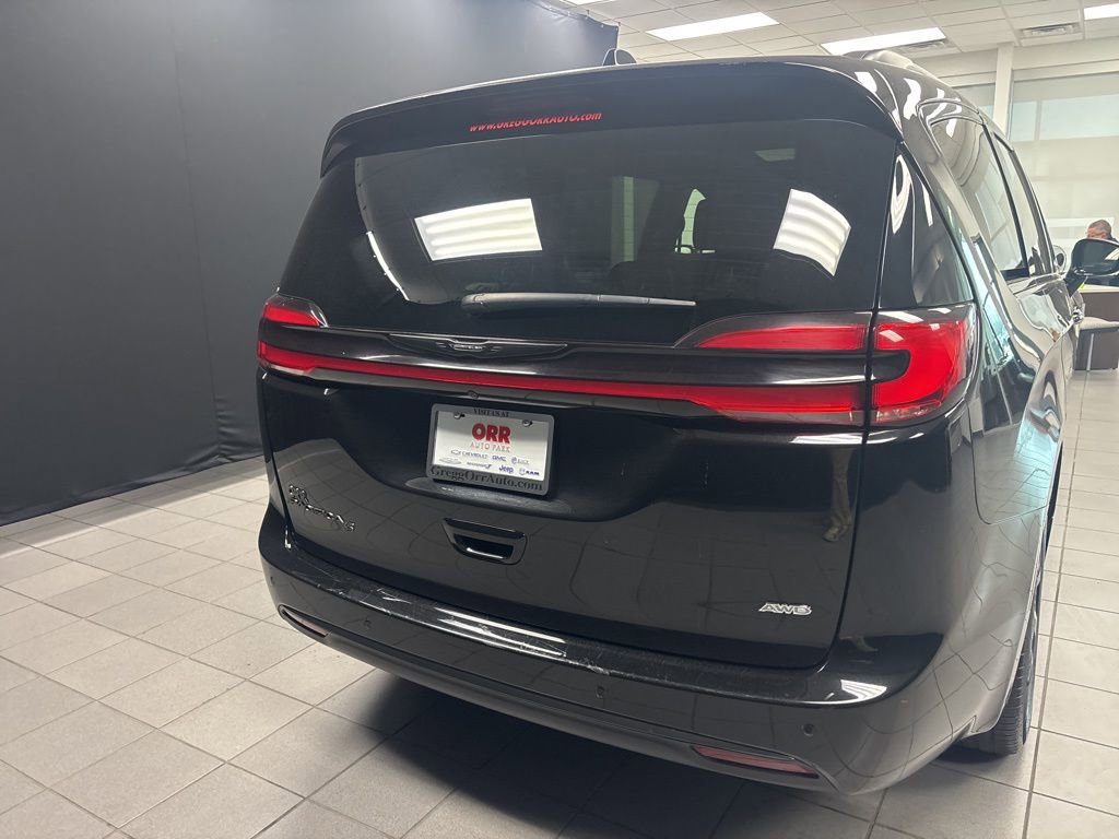 Used 2025 Chrysler Pacifica Limited image 4