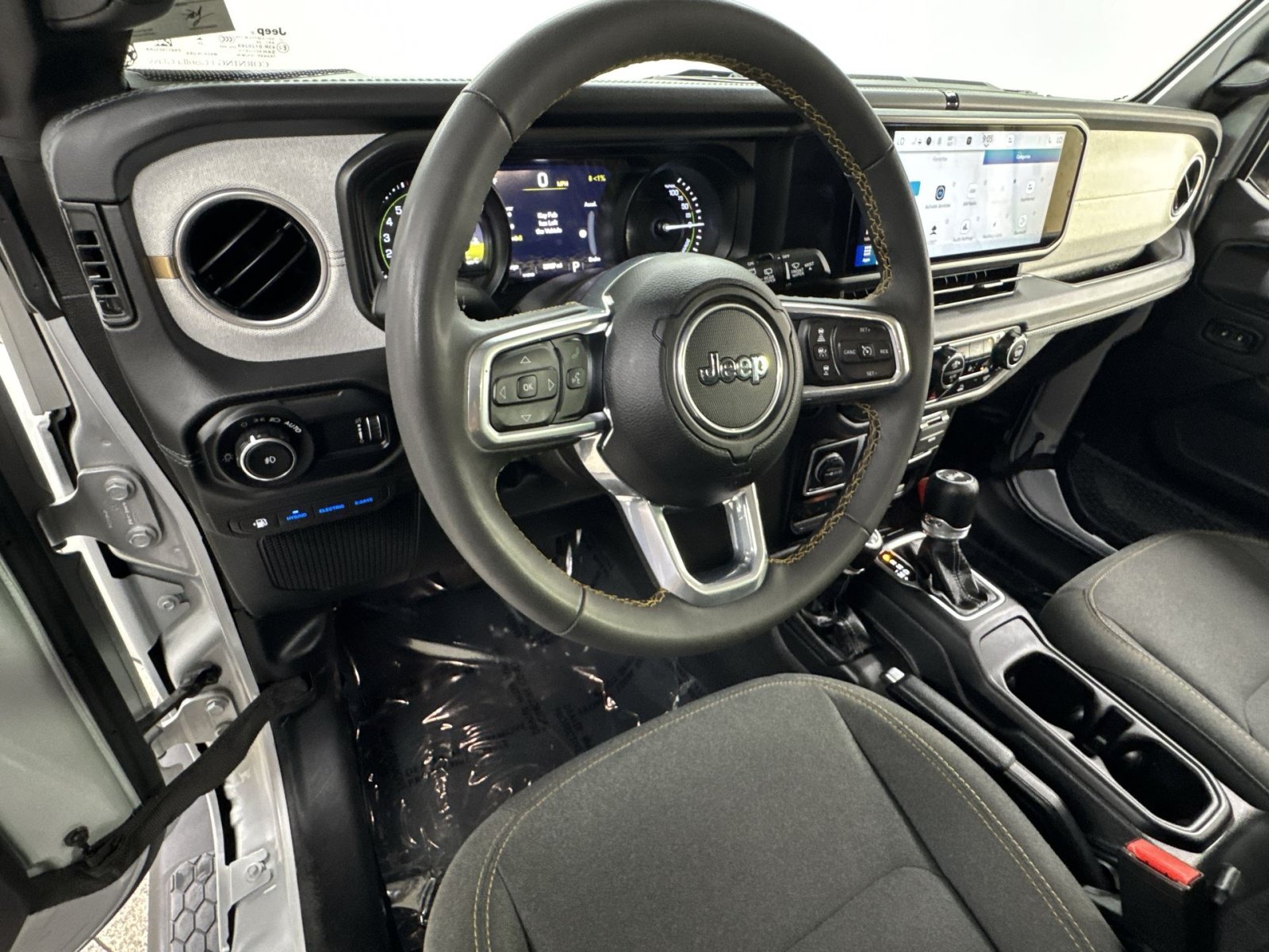 Used 2024 Jeep Wrangler Unlimited Sahara AWD/4WD image 13