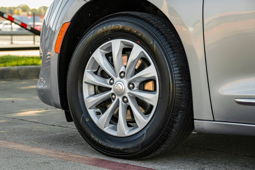 Used 2019 Chrysler Pacifica Touring-L image 65