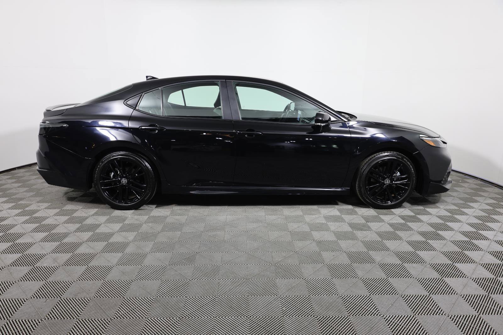 Used 2025 Toyota Camry SE FWD image 4