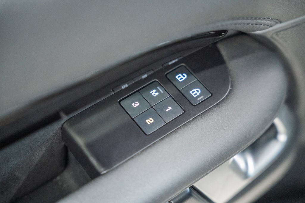 Used 2024 Land Rover Discovery S AWD/4WD image 39