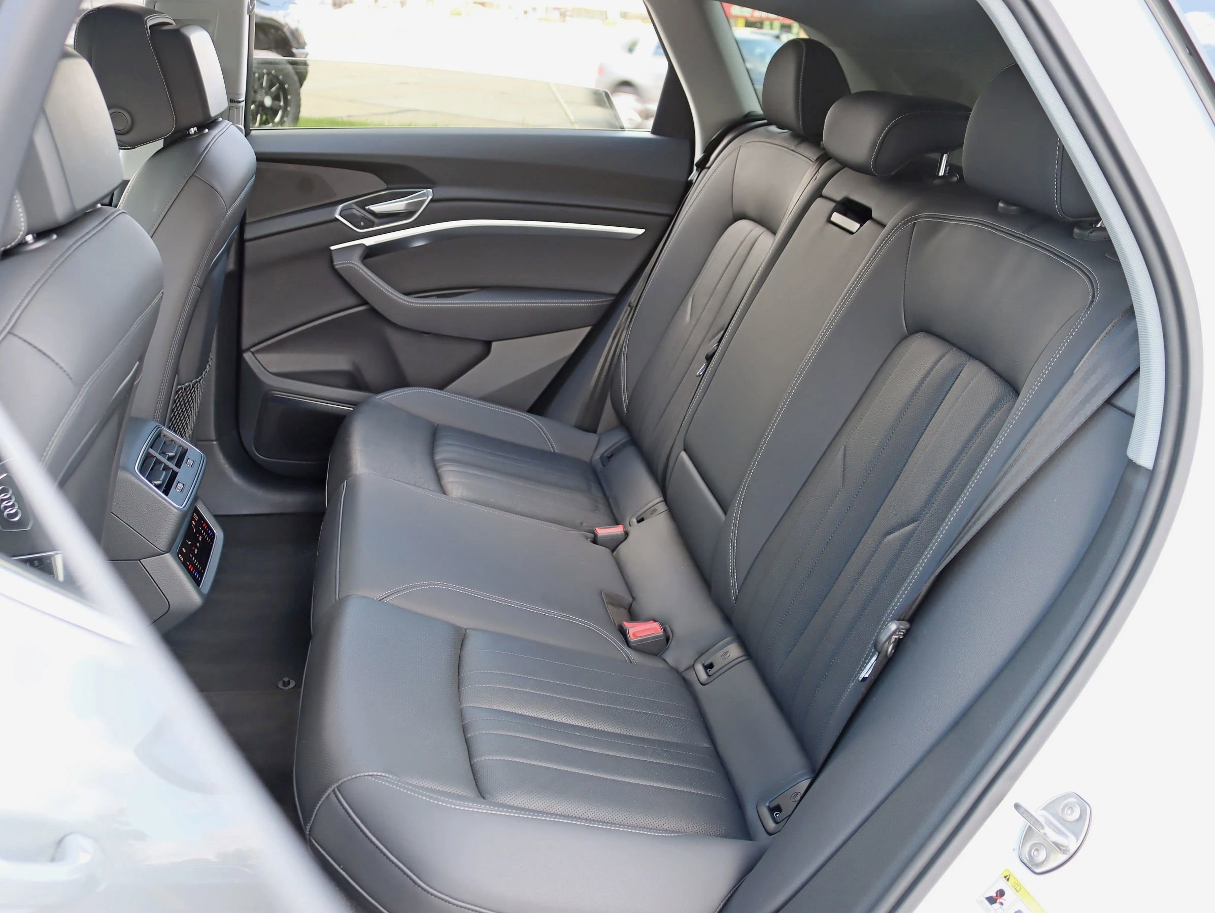 Used 2019 Audi e-tron Premium Plus image 31