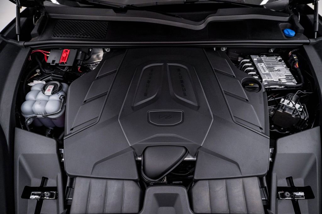 Certified 2025 Porsche Cayenne Coupe image 29