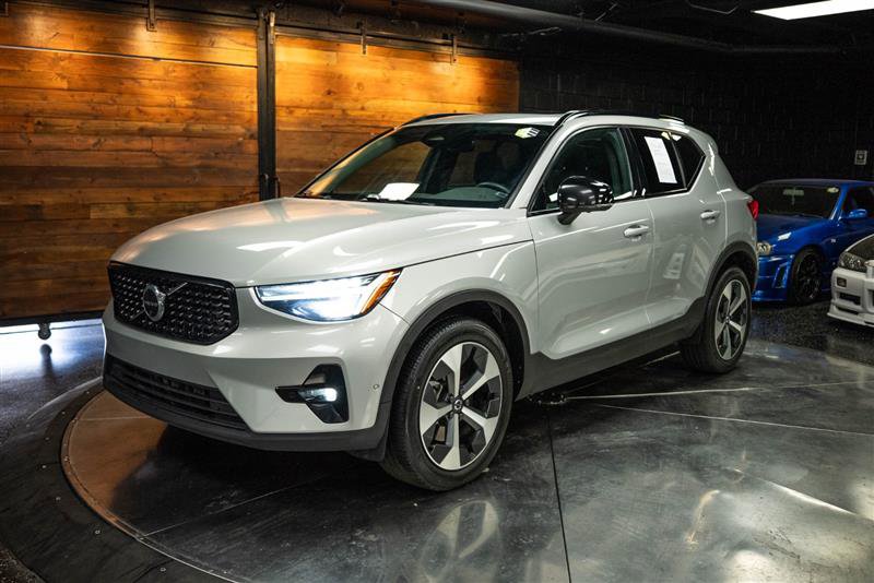 Used 2023 Volvo XC40 B4 Ultimate image 2