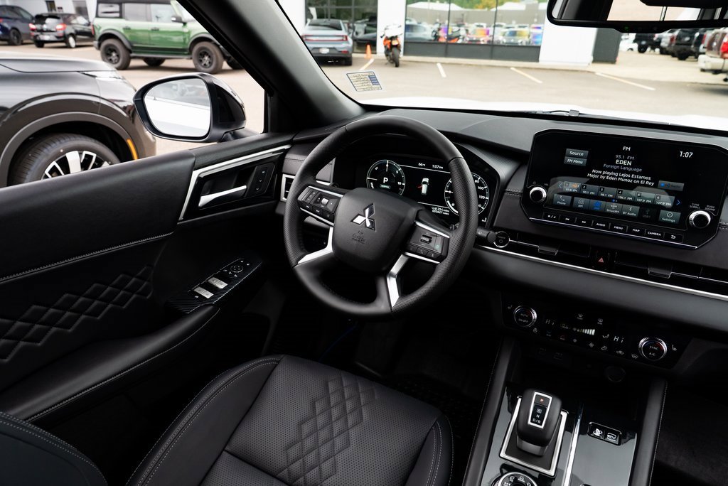 Used 2025 Mitsubishi Outlander SEL Black Edition image 9