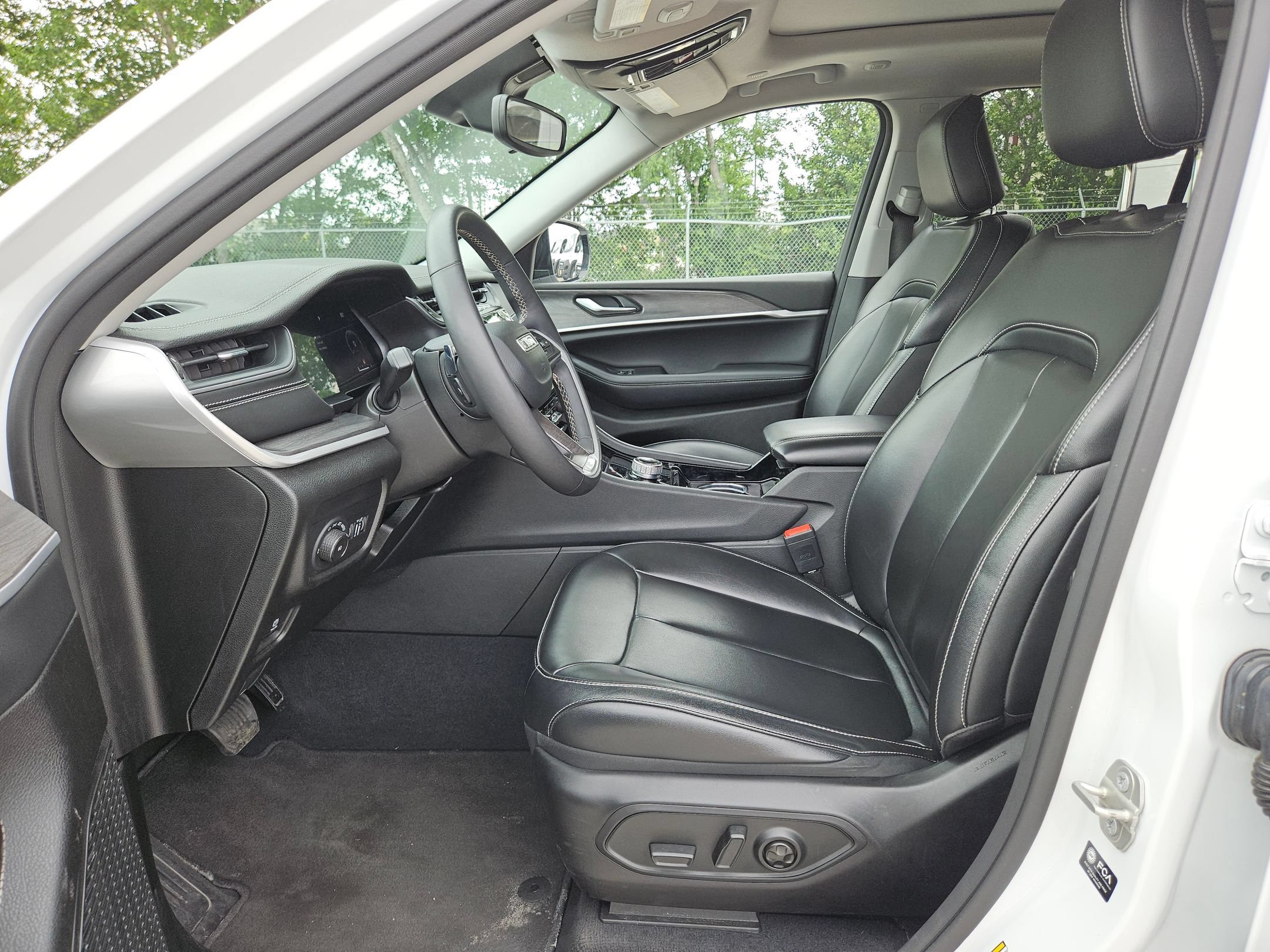 Used 2023 Jeep Grand Cherokee Limited RWD image 9