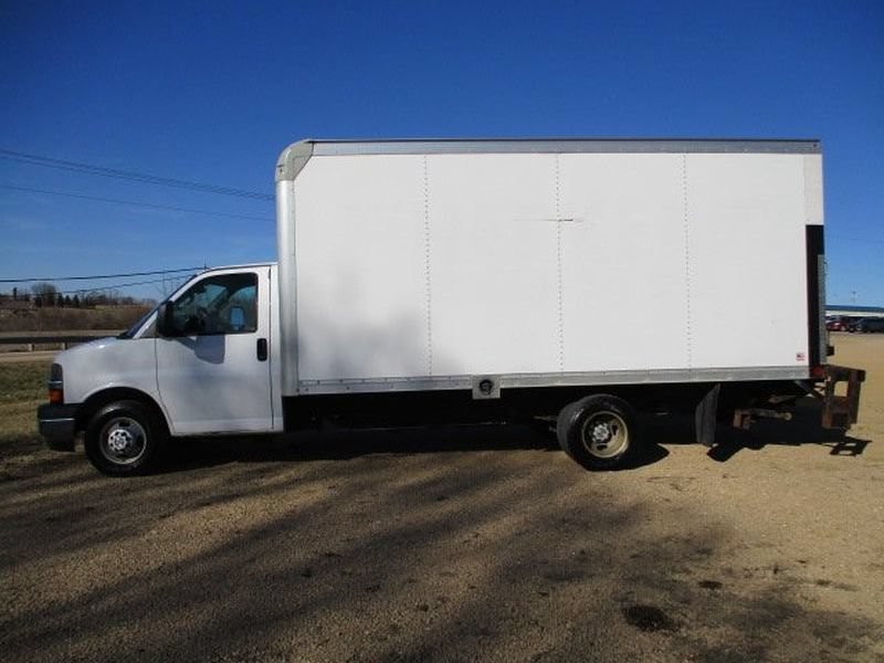 Used 2017 Chevrolet Express 4500 Extended RWD image 16