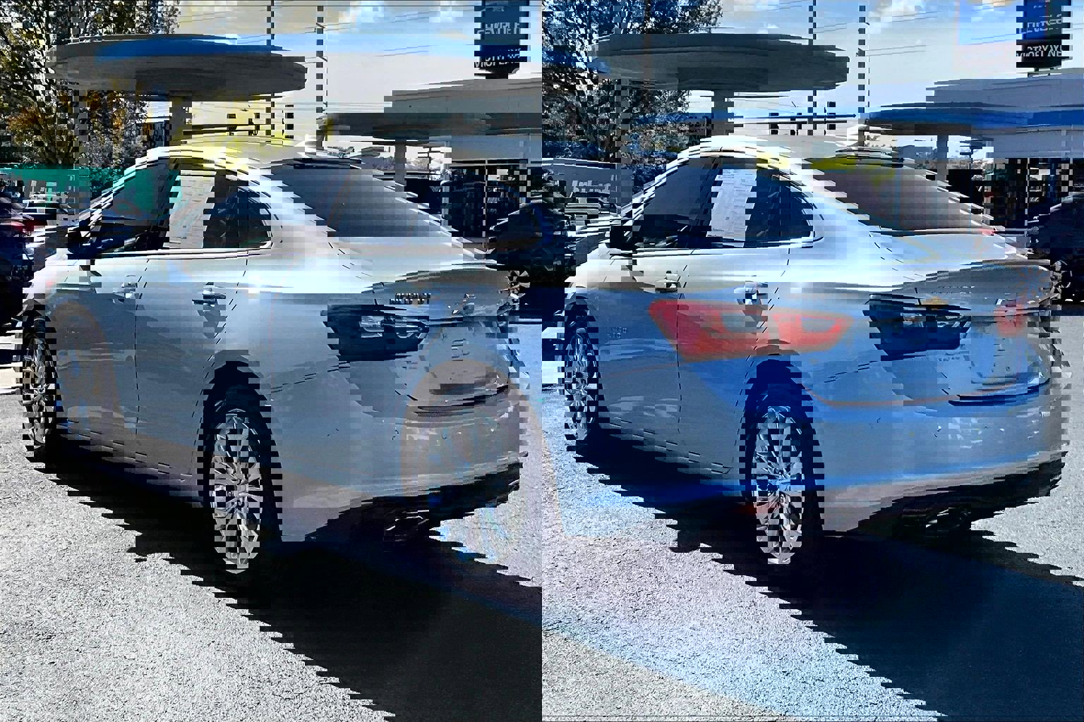 Used 2017 Chevrolet Malibu Premier w/ Driver Confidence Package FWD image 3