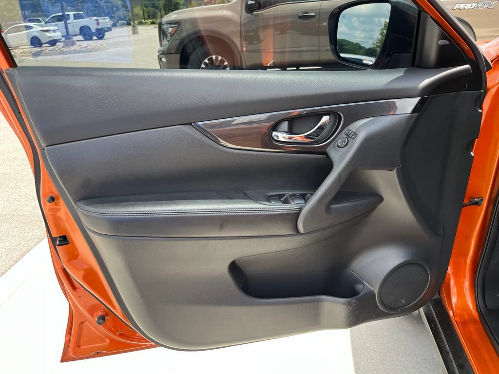 Used 2017 Nissan Rogue SV AWD/4WD image 6