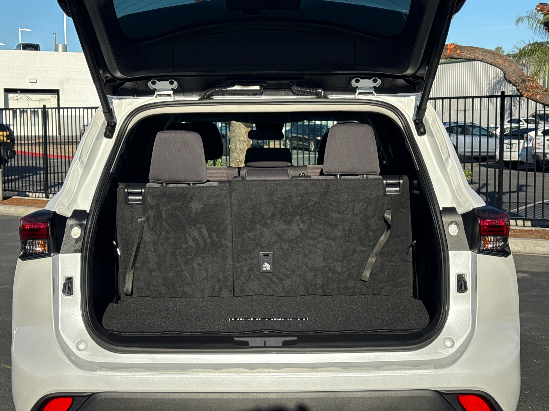 Certified 2025 Toyota Highlander LE image 9