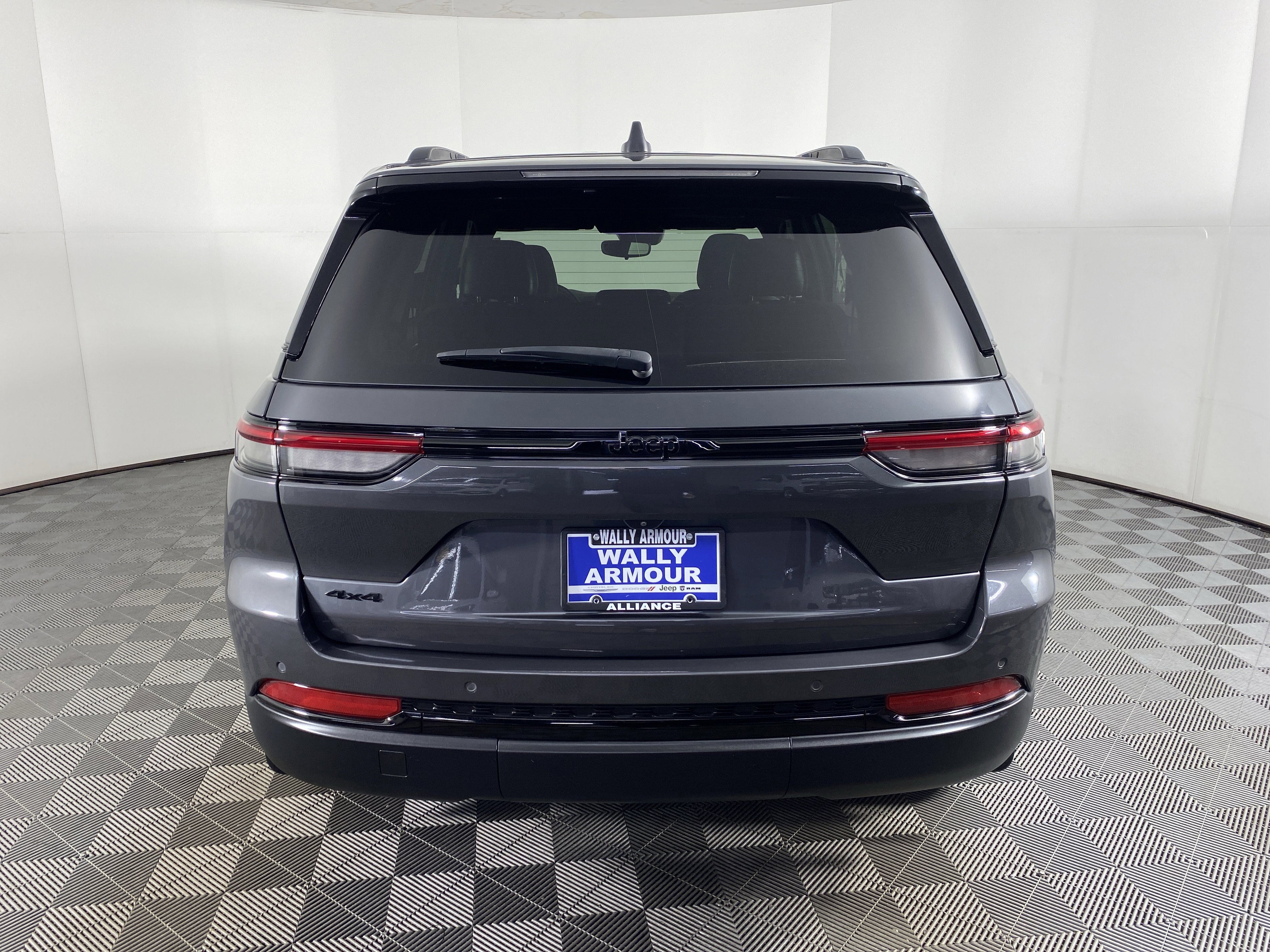 Used 2023 Jeep Grand Cherokee Altitude image 9