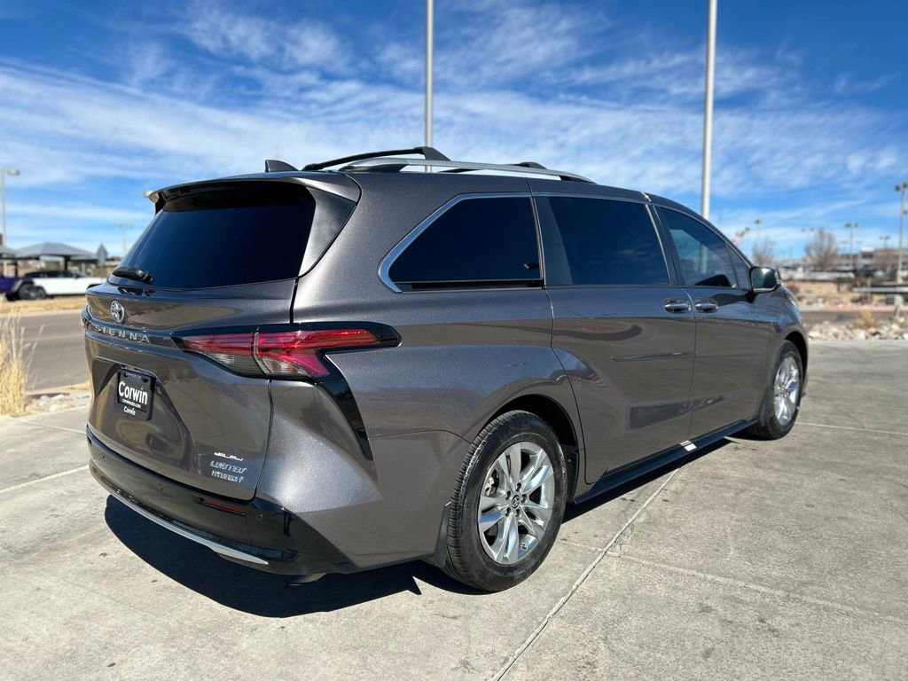 Used 2022 Toyota Sienna Limited image 8