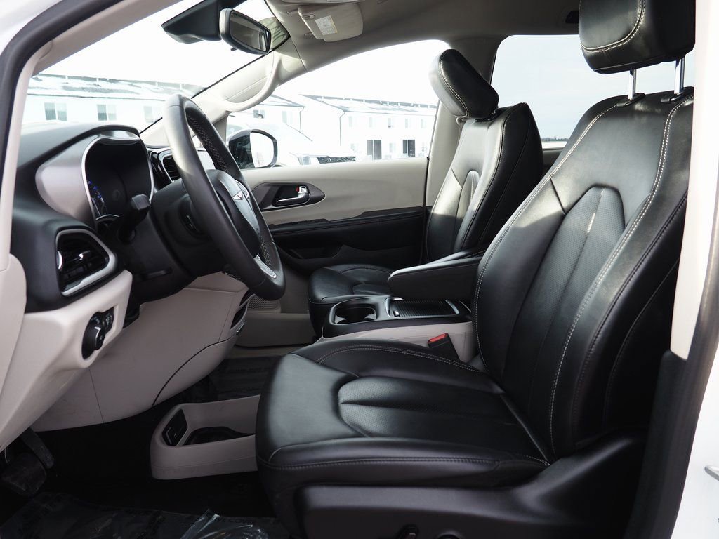 Used 2024 Chrysler Pacifica Touring-L image 6