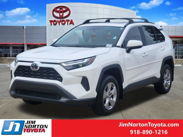 Used 2025 Toyota RAV4 XLE w/ Convenience Package FWD image 4