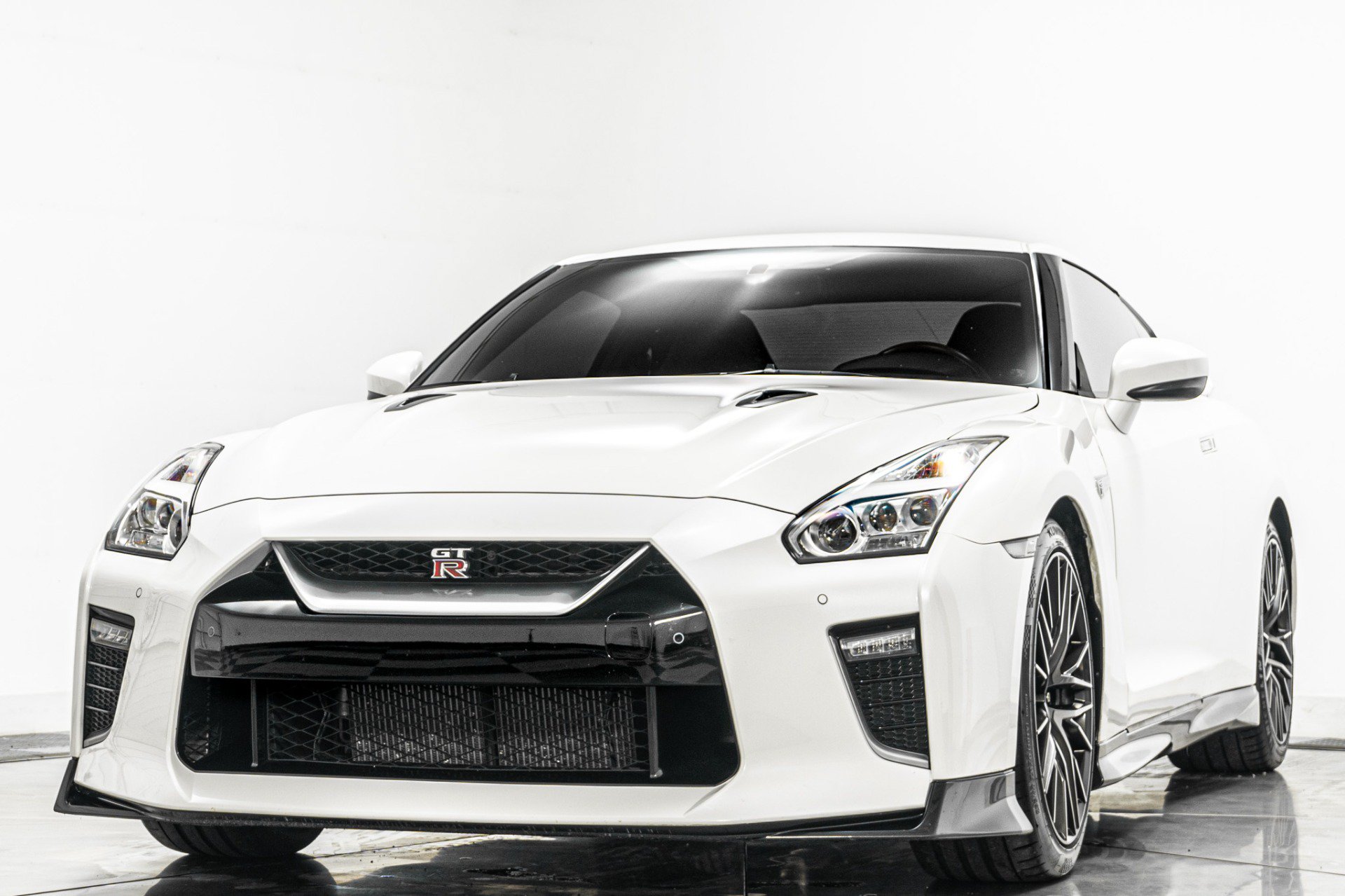 Used 2021 Nissan GT-R Premium AWD/4WD image 5