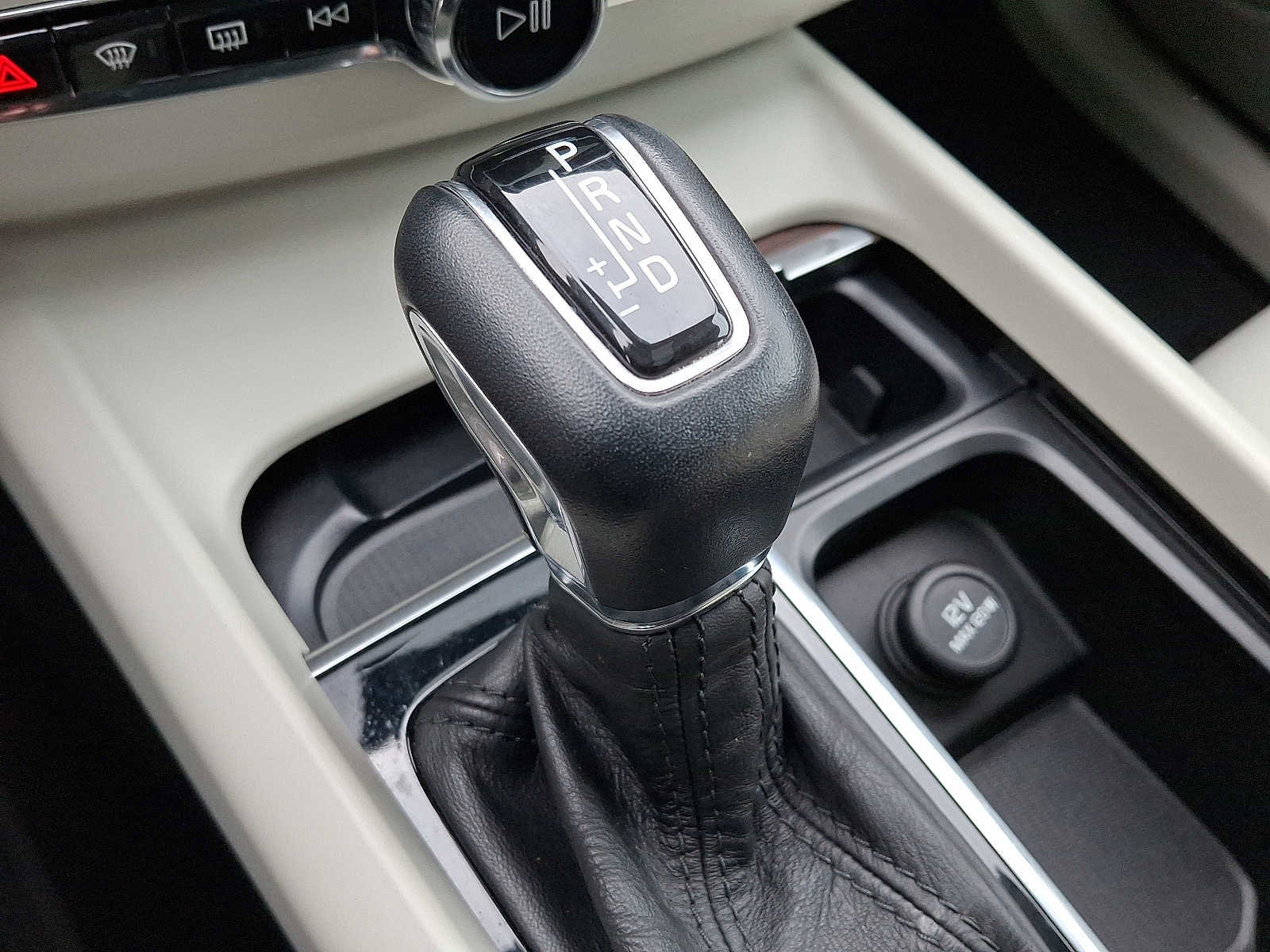 Used 2021 Volvo XC60 T5 Momentum w/ Premium Package image 15