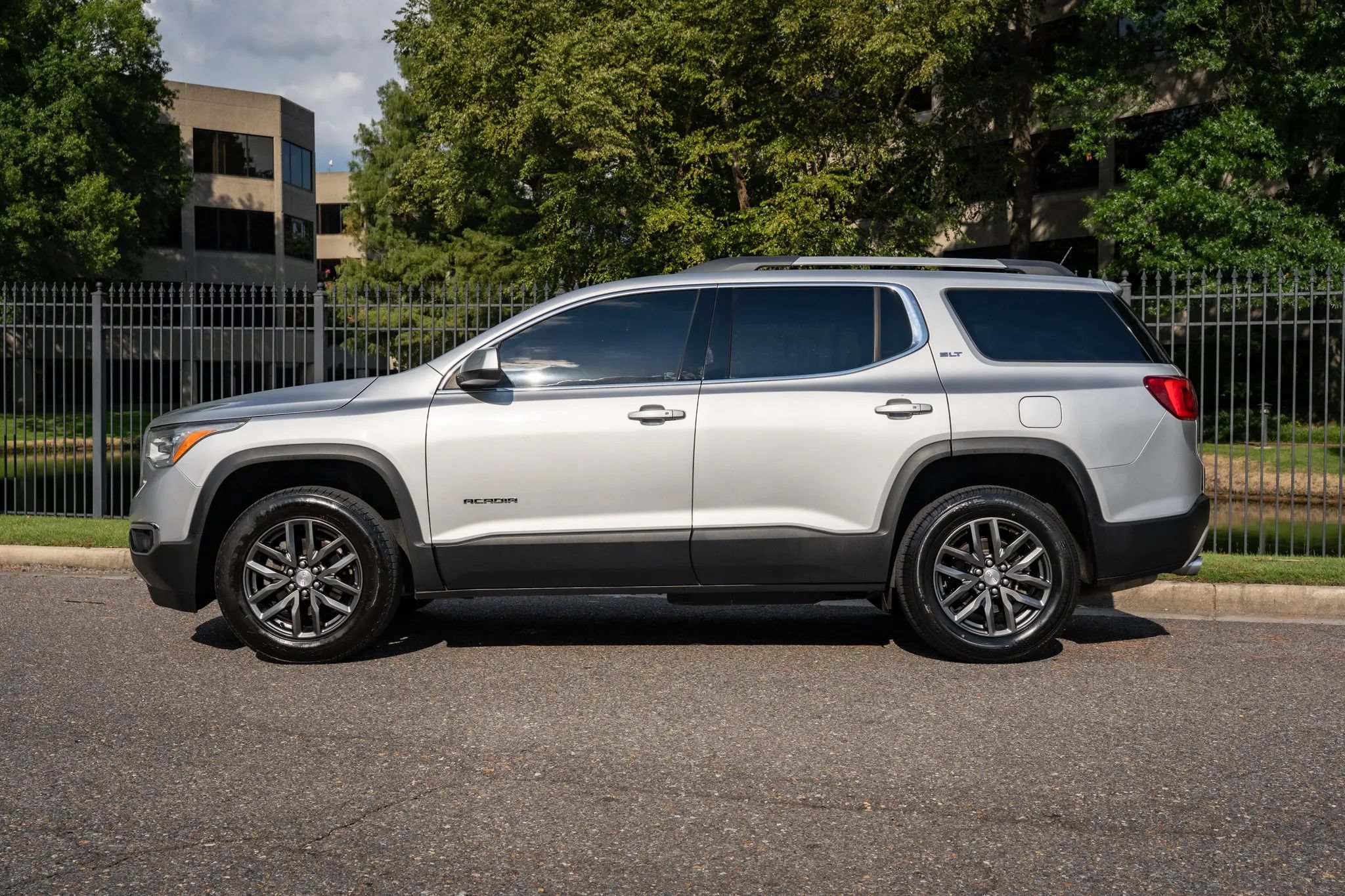 Used 2019 GMC Acadia SLT AWD/4WD image 9