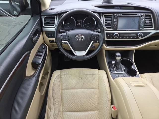 Used 2014 Toyota Highlander Limited w/ Driver Technology Package image 32