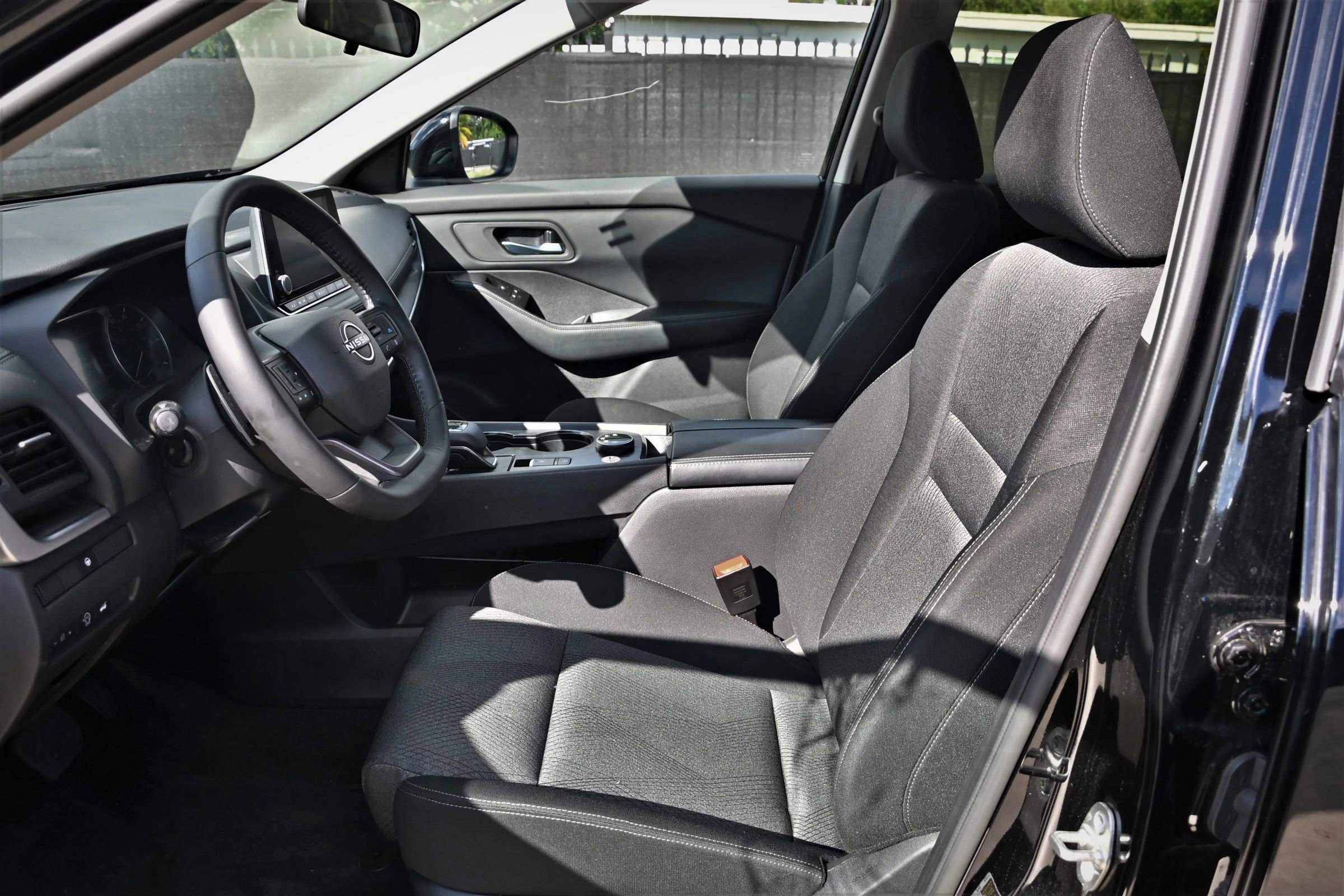 Used 2025 Nissan Rogue SV image 11