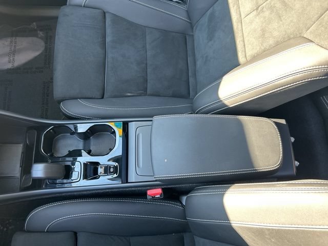 Certified 2025 Volvo XC40 B5 Plus AWD/4WD image 25