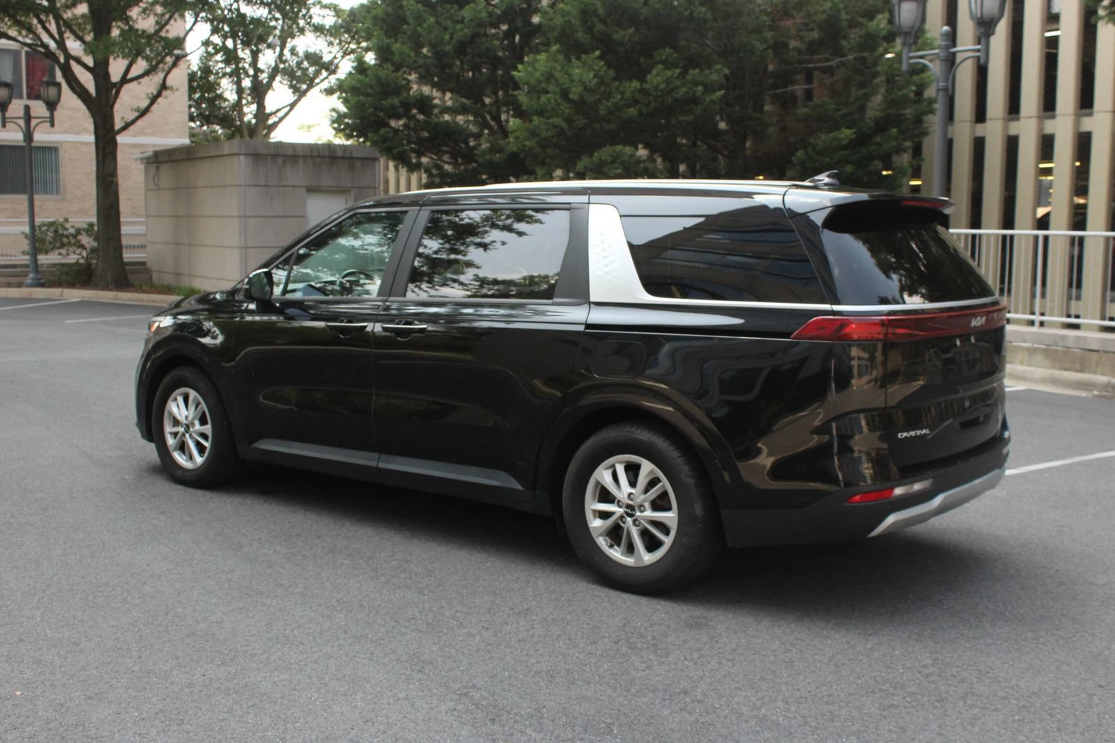 Used 2024 Kia Carnival LX FWD image 9