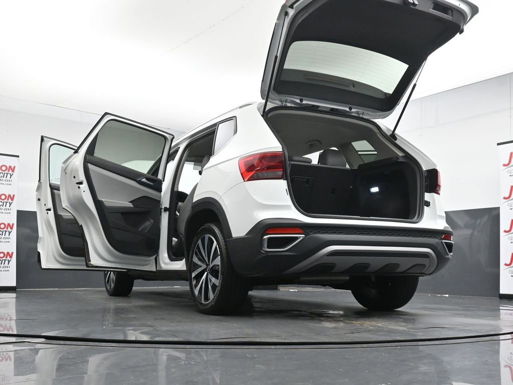 Used 2024 Volkswagen Taos SE image 49