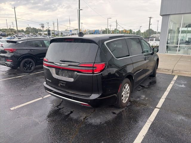 Used 2024 Chrysler Pacifica Touring-L FWD image 5