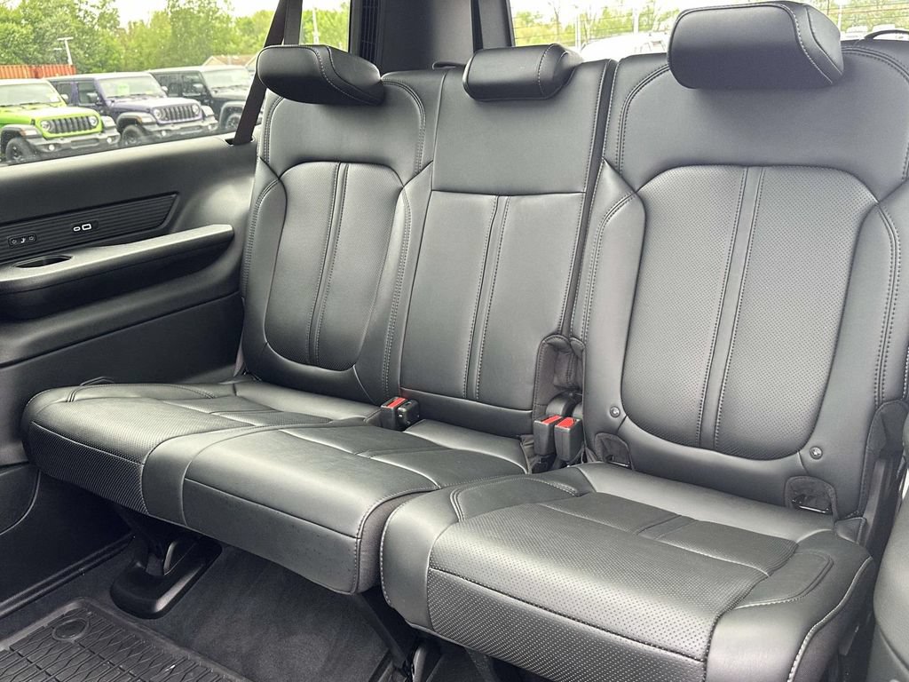Used 2024 Jeep Wagoneer L Series II AWD/4WD image 11